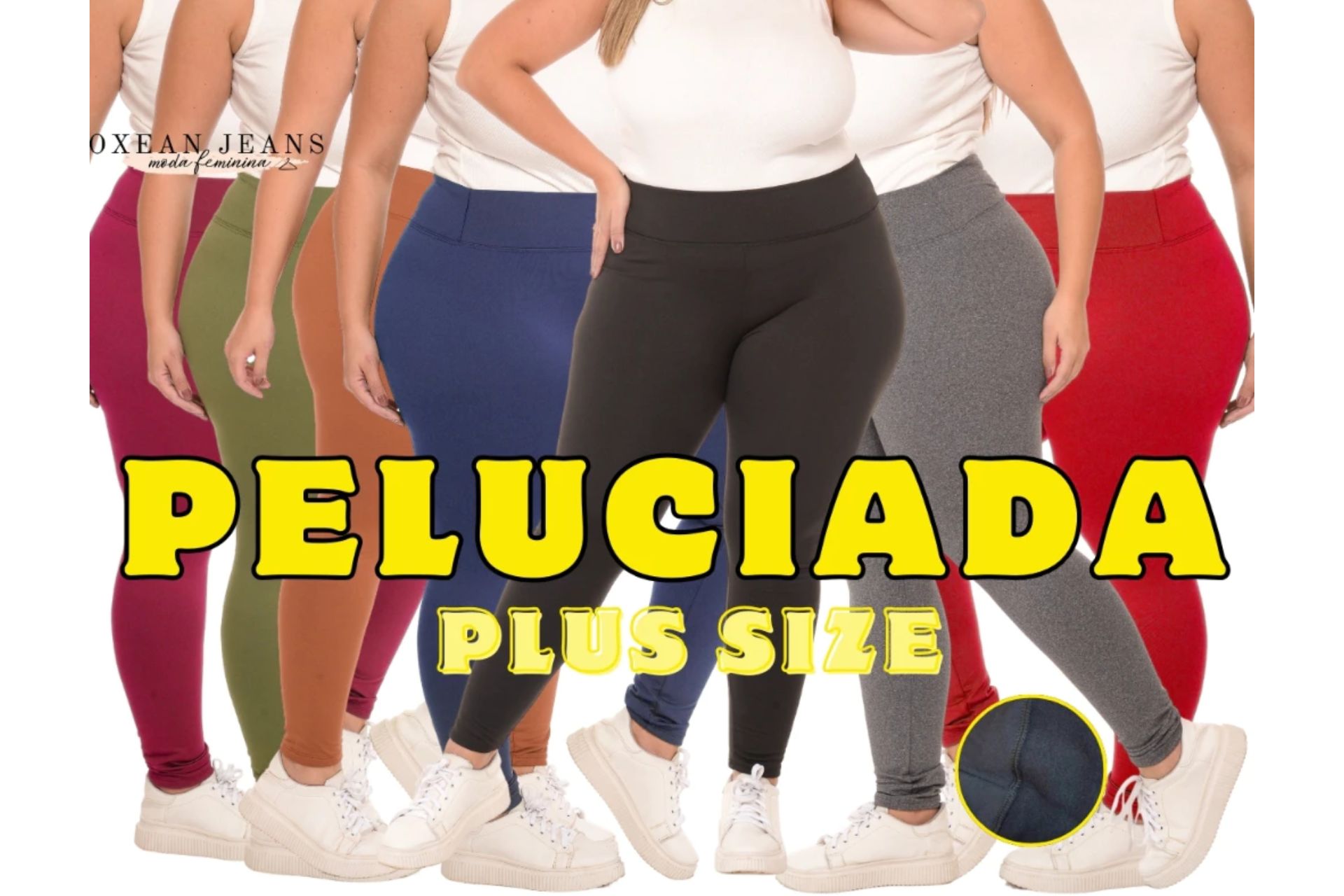 Mulher plus size praticando yoga em legging cinza clara em estúdio luminoso e aconchegante